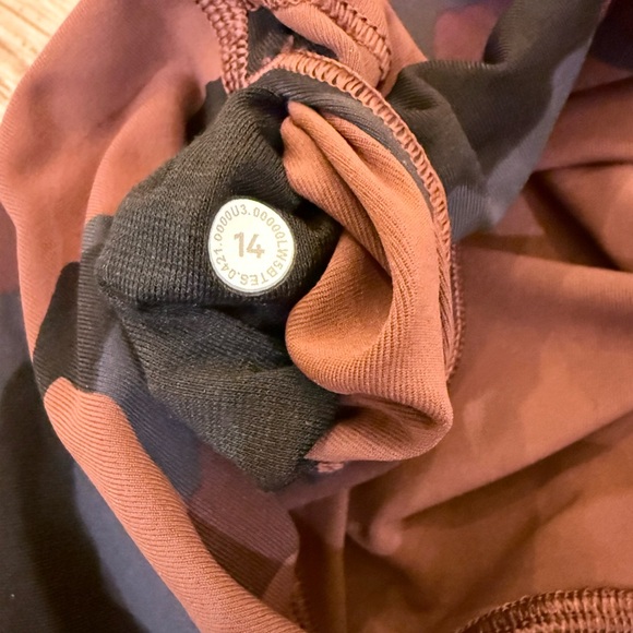 NWOT Lulu lemon women’s camouflage leggings - Picture 4 of 5